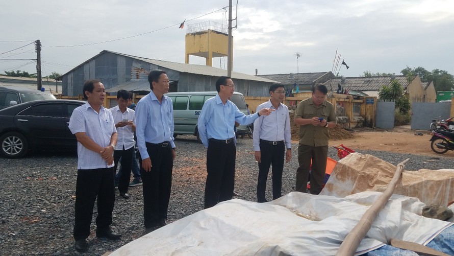 Ông Lê Thanh Liêm, Phó chủ tịch thường trực UBND TPHCM kiểm tra tình hình chống bão tại huyện Cần Giờ