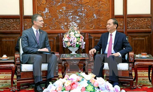 Chủ tịch nước Trần Đại Quang tiếp ngài Daniel Kritenbrink, Đại sứ Đặc mệnh toàn quyền Hoa Kỳ tại Việt Nam đến trình Quốc thư nhân dịp đảm nhận nhiệm kỳ công tác mới. (Ảnh: Nhan Sáng/TTXVN)
