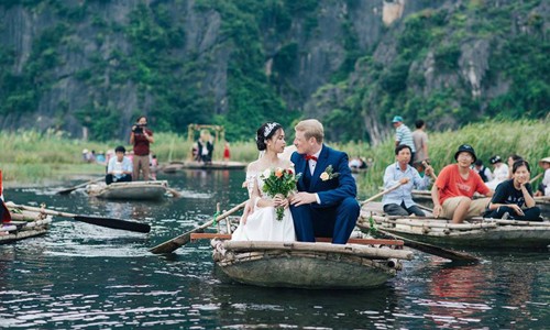 Đám cưới được tổ chức giữa sông núi Ninh Bình.