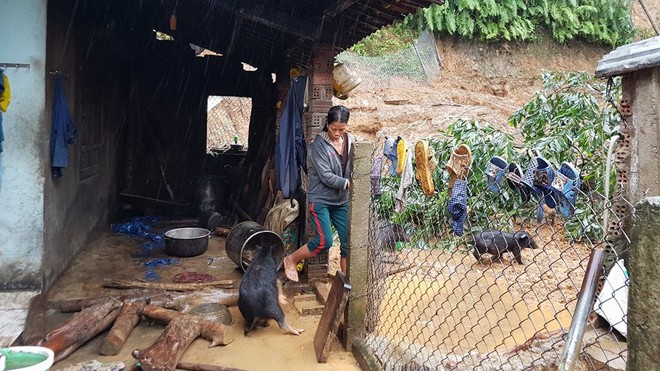 Tình trạng sạt lở nghiêm trọng tại huyện miền núi Quảng Nam khiến hàng chục ngôi nhà bị sập, nhiều người chết. Ảnh H. Văn