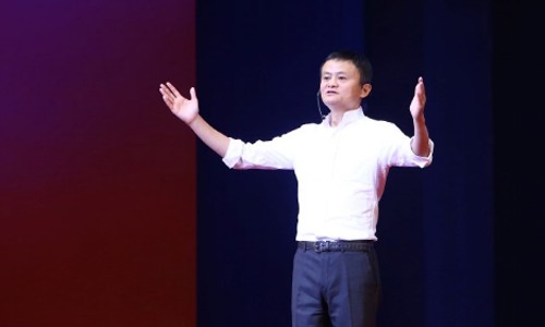 Tỷ phú Jack Ma, nhà sáng lập kiêm Chủ tịch Tập đoàn thương mại điện tử Alibaba (Trung Quốc) đối thoại với hơn 3.000 sinh viên. Ảnh: Quang Quyết-TTXVN
