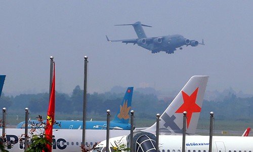 12h50, máy bay vận tải c17 đáp xuống sân bay Nội Bài. Ảnh: Bá Đô