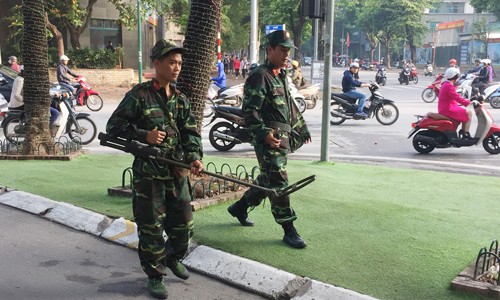 Lực lượng chức năng thực hiện biện pháp nghiệp vụ trên đường phố. Ảnh: Giang Trịnh.