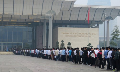 Thí sinh xếp hàng dài trước Trung tâm Hội nghị Quốc gia chờ vào thi