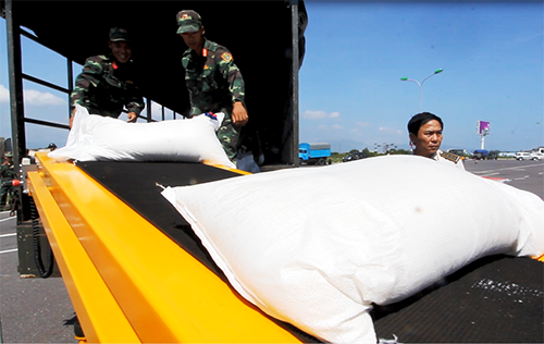 40 tấn hàng Nga viện trợ các tỉnh bão ở Việt Nam được đưa đến các địa phương. Ảnh: An Phước.