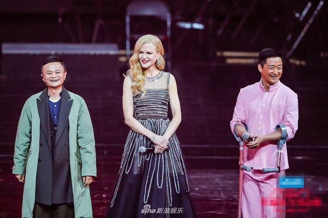 Ngô Kinh vẫn chống nạng tại sự kiện cùng Jack Ma, Nicole Kidman và nhiều nghệ sĩ hôm cuối tuần. Ảnh: QQ.