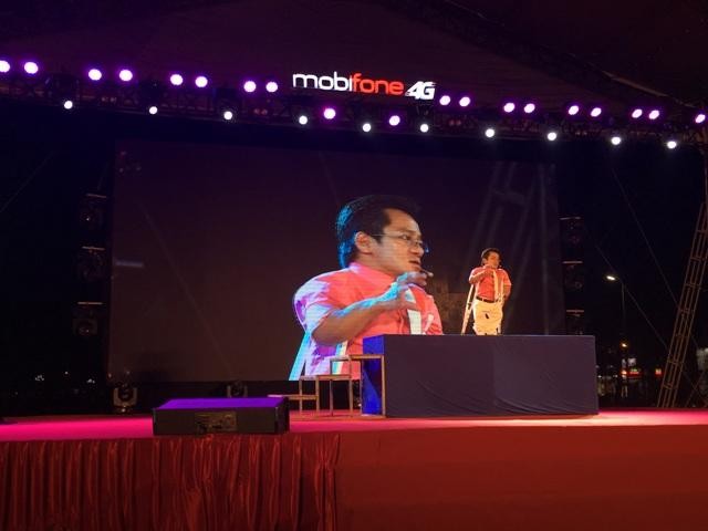 Diễn giả Nguyễn Sơn Lâm nói chuyện với các bạn trẻ Cần Thơ vào tối 15/11 (Ảnh: Kim Hà).