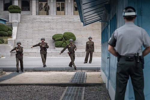 Một binh sĩ của Bộ Chỉ huy Liên Hợp Quốc quan sát binh sĩ Triều Tiên đi về phía đường phân định ở Panmunjom hồi tháng 10. Ảnh: AFP.