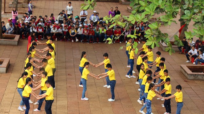 Học sinh biểu diễn dân vũ mừng ngày lễ