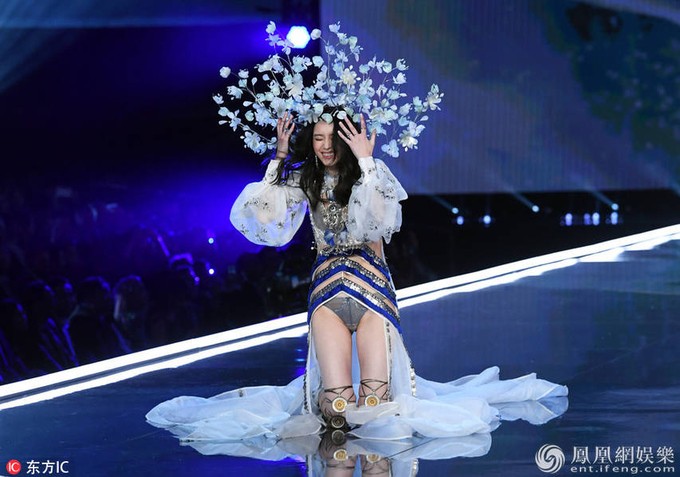 'Chân dài' Trung Quốc ngã sấp trên sàn diễn Victoria's Secret