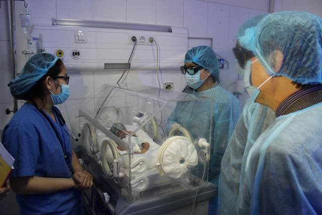 Bộ trưởng Bộ Y tế Nguyễn Thị Kim Tiến thăm Đơn nguyên Sơ sinh của Bệnh viện Sản- Nhi Bắc Ninh 