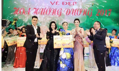 Trao giải cho thí sinh đạt giải Người đẹp Hoa Hướng Dương 2017