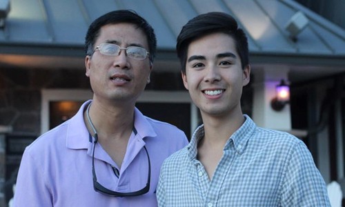 Ông Đinh Công Bằng (trái) hỗ trợ sinh viên và nghiên cứu sinh Việt Nam tại Mỹ về lựa chọn trường, ngành nghề, tìm việc ở Mỹ sau khi tốt nghiệp. Ảnh: NVCC.