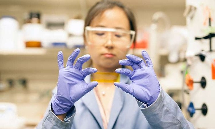 Tiến sĩ Grace Han đang cầm trên tay vật liệu hóa học mới được dùng làm pin trữ năng lượng nhiệt rất hiệu quả. (Ảnh: Melanie Gonick/MIT).