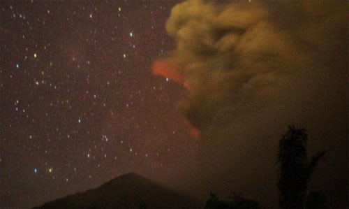 Tro núi lửa Agung bốc cao 3.000 m, đứng từ làng Besakih, cách Agung 7 km mọi người vẫn có thể nhìn thấy khói. Ảnh: Telegraph.