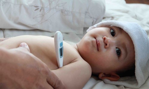 Sốt là một trong những triệu chứng đầu tiên khi trẻ nhiễm virus Rota. Ảnh: Shutterstock
