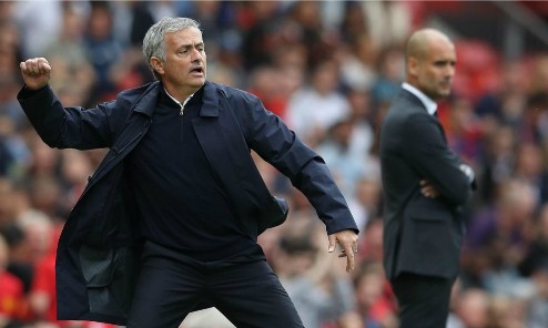 HLV Mourinho nhắm tới đối thủ Pep Guardiola. Ảnh: Reuters.
