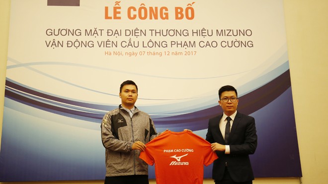 VĐV Phạm Cao Cường cùng ông Tống Đức Thuận, Chủ tịch HĐQT Công ty Midomax trong buổi trao áo thi đấu sáng nay