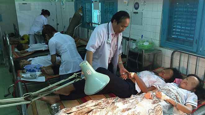 Các em học sinh đang được điều trị tại Trung tâm y tế huyện Ninh Phước