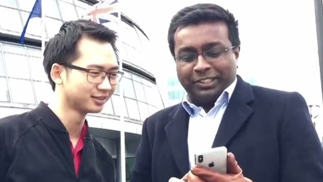 Phạm Anh Sơn (trái) cùng bạn khởi nghiệp tại London, Anh. Ảnh cắt từ clip.