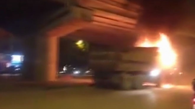 Lửa bao trùm buồng lái xe tải trong đêm ở Hà Nội