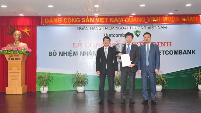 Chủ tịch HĐQT Vietcombank Nghiêm Xuân Thành (bên trái) và Tổng Giám đốc Vietcombank Phạm Quang Dũng (bên phải) trao Quyết định và tặng hoa chúc mừng Ông Eiji Sasaki được bổ nhiệm là Thành viên Hội đồng quản trị kiêm Phó Tổng Giám đốc Vietcombank