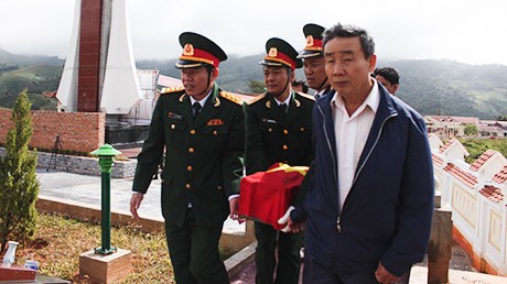 Lãnh đạo huyện Tu Mơ Rông đưa hài cốt liệt sĩ về nơi an nghỉ cuối cùng