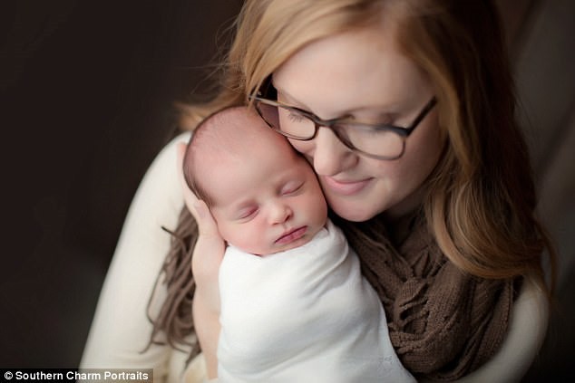 Tina hạnh phúc bên con gái bé bỏng chào đời từ phôi thai đông lạnh suốt 24 năm. Ảnh: Daily Mail.