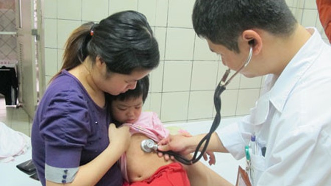 Bác sĩ khám cho bệnh nhi tại khoa Nhi Bệnh viện Bạch Mai.