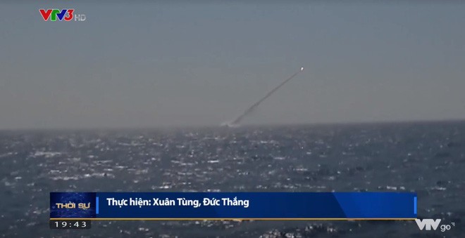 Hình ảnh tên lửa được phóng đi từ tàu ngầm Kilo của Hải quân nhân dân Việt Nam.