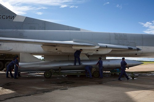 Binh sĩ Nga lắp tên lửa Kh-22 cho oanh tạc cơ Tu-22M3. Ảnh: Russian Planes.