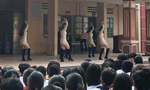 Màn biểu diễn với trang phục, động tác gợi cảm tại trường THPT Bất Bạt (Hà Nội). 