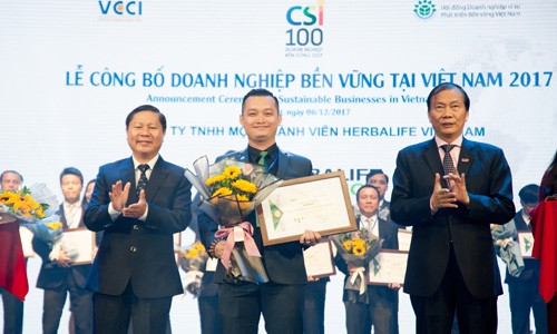 Ông Phạm Tường Huy - Tổng Giám đốc Herbalife Việt Nam nhận giải thưởng