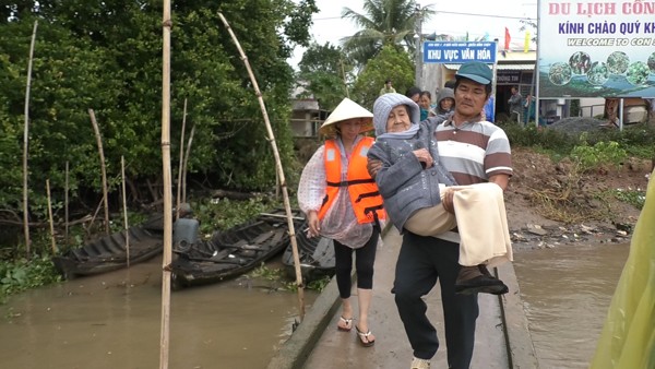 Hỗ trợ người dân ở Cồn Sơn (Bình Thủy, TP Cần Thơ) tránh bão