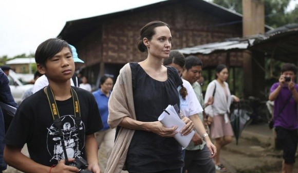 Angelina Jolie thuê người giáo dục Pax Thiên về quê hương Việt Nam