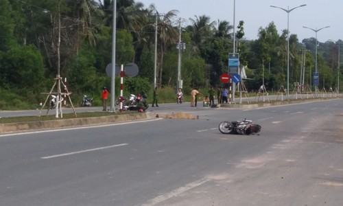Hai xe máy đụng nhau, hai người chết