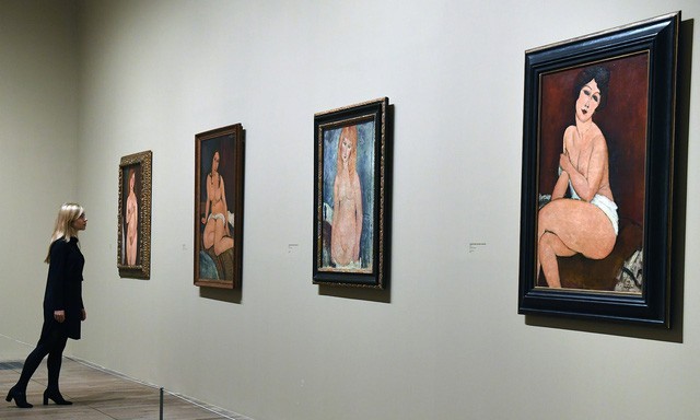Amedeo Modigliani được biết tới nhiều nhất với bức “Nu Couché” (1917). Tác phẩm là bước chuyển đột ngột, gây sốc đối với công chúng vốn chỉ quen với những bức họa khỏa thân cổ điển. Trong khi đó, tranh khỏa thân của Modigliani đặc tả quá chân thực, cho th