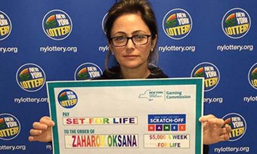 Bà Oksana Zaharov nhận giải thưởng xổ số 5 triệu USD. Ảnh: New York Lottery