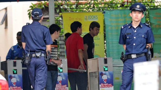Giới chức di trú Singapore trong một cuộc kiểm tra ngoại kiều. (Ảnh minh họa: BBC)