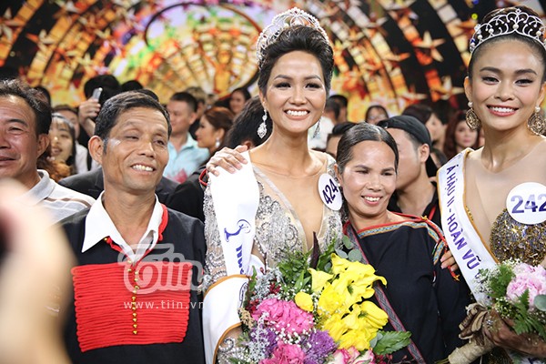 Bố mẹ H'Hen Niê lên chúc mừng con gái trong đêm chung kết Hoa hậu Hoàn vũ Việt Nam 2017.