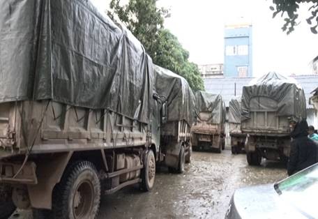 Các xe chở khoảng 60 tấn hàng bị tạm giữ *ảnh: Nguyễn Thái