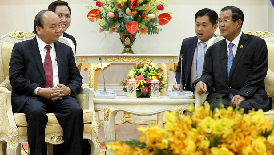 Thủ tướng Nguyễn Xuân Phúc và Thủ tướng Campuchia Hun Sen trong buổi làm việc