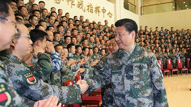 Ông Tập bắt tay với các tướng lĩnh cấp cao quân đội Trung Quốc. Ảnh: Xinhua.