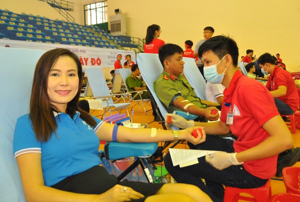 Bà Nguyễn Kim Phượng, Phó giám đốc ngân hàng Vietinbank chi nhánh Cần Thơ tươi cười hiến máu