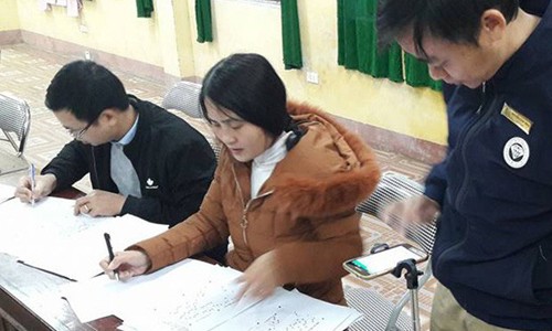 Thầy Nguyễn Văn Thỏa thực hiện chấm thi bằng gậy chụp ảnh cùng smartphone.