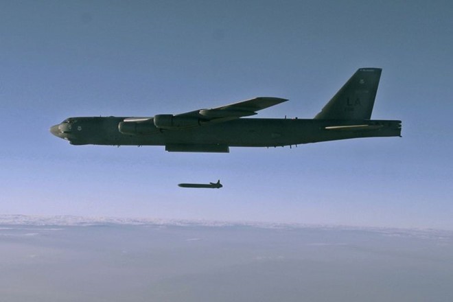 Mỹ triển khai ồ ạt 'pháo đài bay' B-52 tới Guam