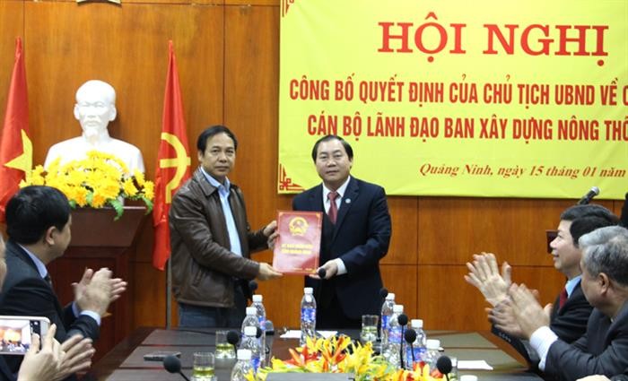 Phó Chủ tịch Thường trực UBND tỉnh Đặng Huy Hậu trao quyết định giữ chức Phó Ban xây dựng NTM cho đồng chí Đặng Bá Bắc