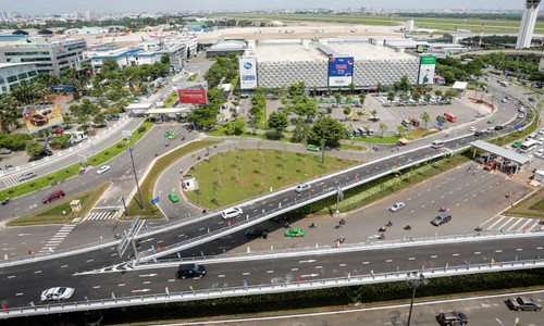 Hai cầu vượt vào sân bay Tân Sơn Nhất không thể giảm kẹt xe. Ảnh: Quỳnh Trần.