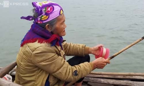Cụ bà 75 tuổi câu cá ở biển để mưu sinh
