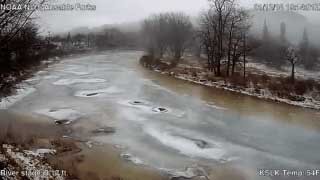 Kinh ngạc dòng sông bất ngờ hóa băng rồi vỡ toác